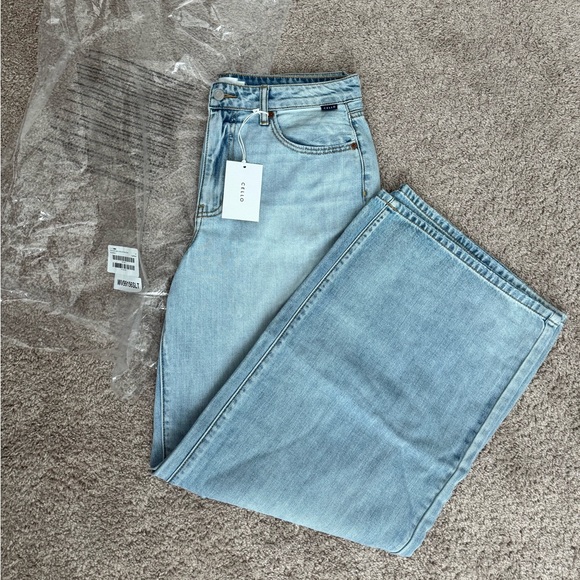 Fashion Nova Jeans 🤍 - Picture 1 of 4